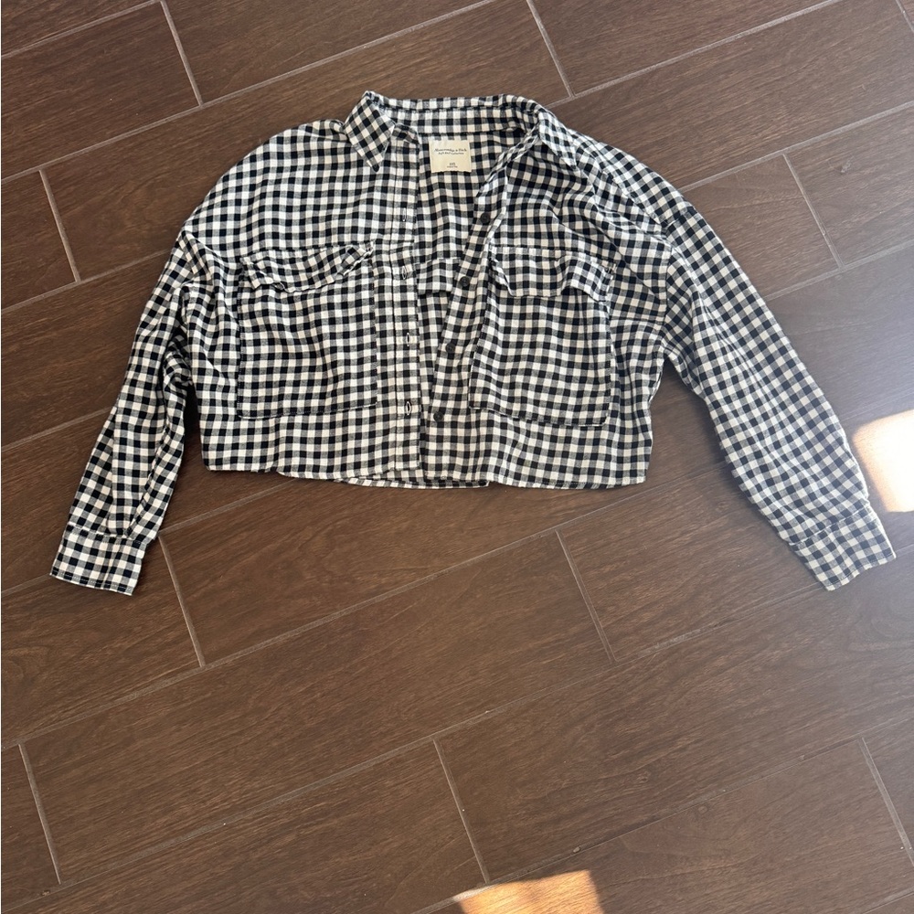 Abercrombie & Fitch black and white Gingham cropped button up